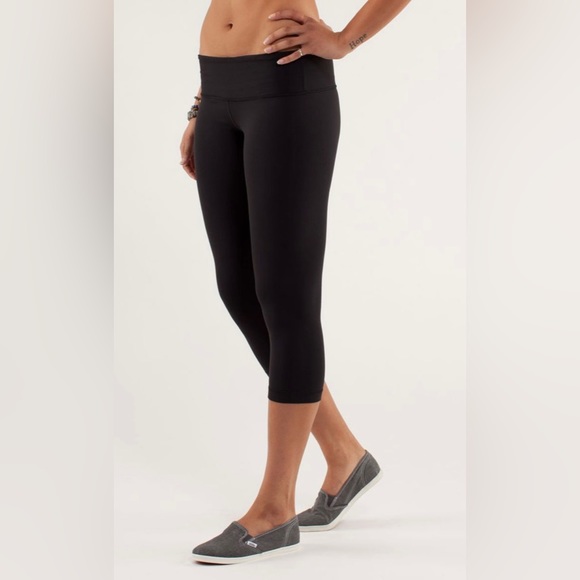 Lululemon Wunder Under Crop  Black  Size 6  Small hole in crotch - Picture 9 of 13